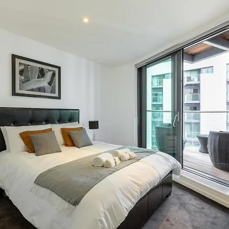 Luxury 1 Bedroom Canary Wharf Couples & Work-friendly Apartment London