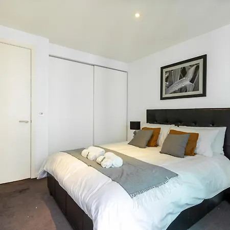 Luxury 1 Bedroom Canary Wharf Couples & Work-friendly * London