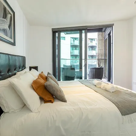 Luxury 1 Bedroom Canary Wharf Couples & Work-friendly Apartment