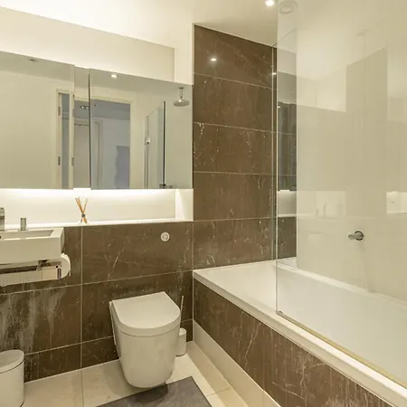 Luxury 1 Bedroom Canary Wharf Couples & Work-friendly Apartment London