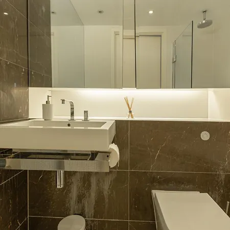 Luxury 1 Bedroom Canary Wharf Couples & Work-friendly *