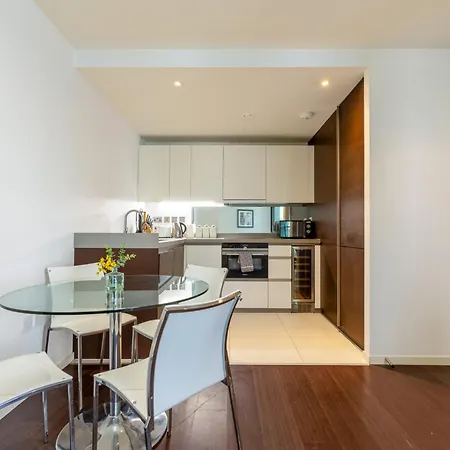 Luxury 1 Bedroom Canary Wharf Couples & Work-friendly London