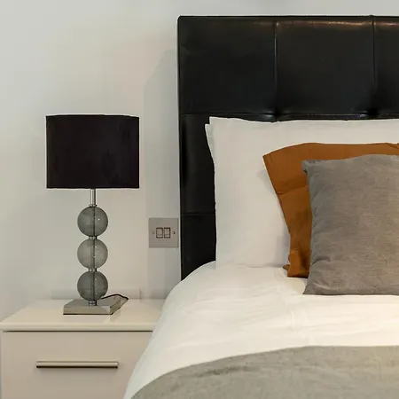 Luxury 1 Bedroom Canary Wharf Couples & Work-friendly