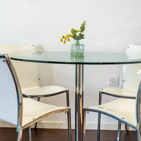 Luxury 1 Bedroom Canary Wharf Couples & Work-friendly Apartment