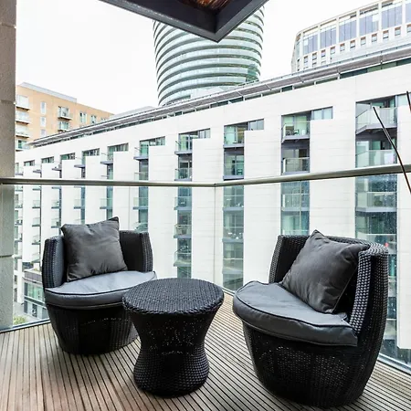 Luxury 1 Bedroom Canary Wharf Couples & Work-friendly London