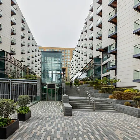 Luxury 1 Bedroom Canary Wharf Couples & Work-friendly * London