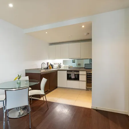 Luxury 1 Bedroom Canary Wharf Couples & Work-friendly Apartment *