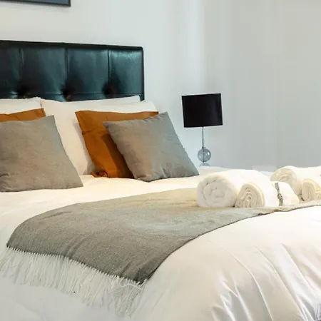 Luxury 1 Bedroom Canary Wharf Couples & Work-friendly Apartment London