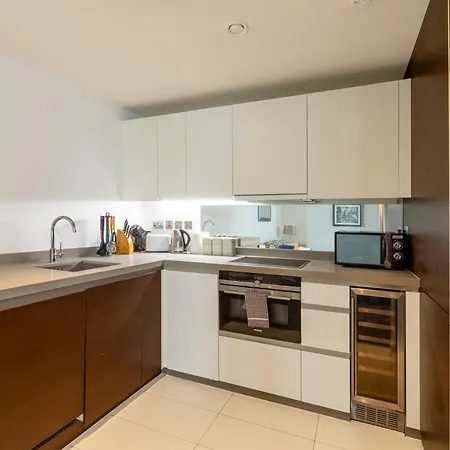 Luxury 1 Bedroom Canary Wharf Couples & Work-friendly London