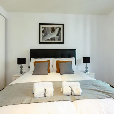 Luxury 1 Bedroom Canary Wharf Couples & Work-friendly Apartment