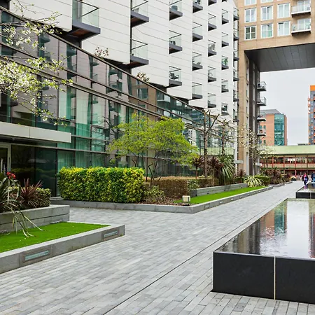 Luxury 1 Bedroom Canary Wharf Couples & Work-friendly Apartment *