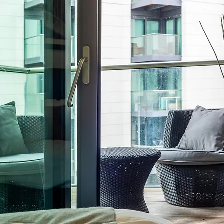 Luxury 1 Bedroom Canary Wharf Couples & Work-friendly London