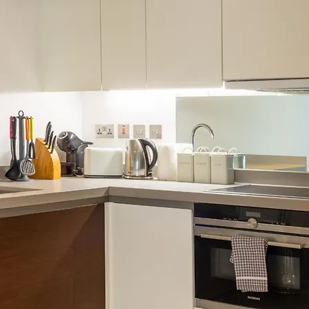 Luxury 1 Bedroom Canary Wharf Couples & Work-friendly