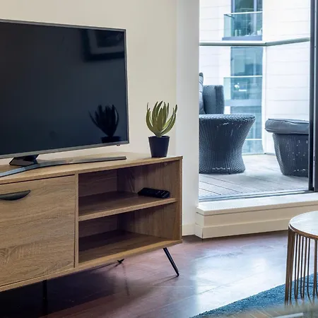 Luxury 1 Bedroom Canary Wharf Couples & Work-friendly