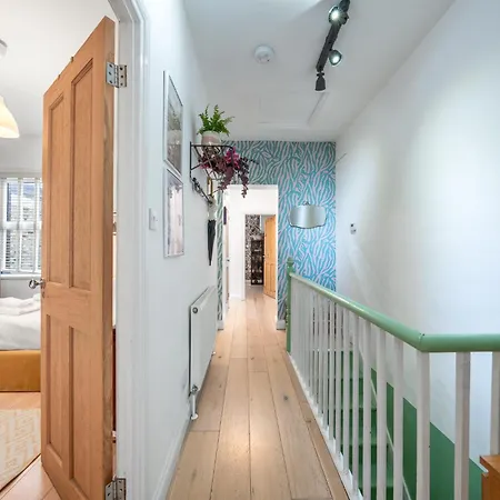 Claremont B - Apartment