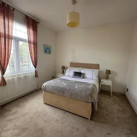 Luxurious Living 4 Bedroom Holiday home