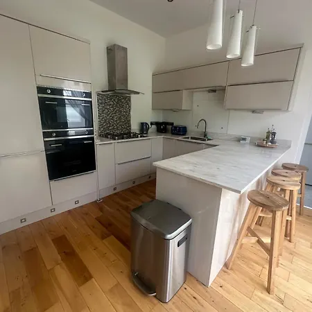Luxurious Living 4 Bedroom *