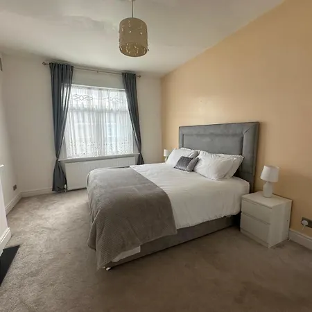 Luxurious Living 4 Bedroom Holiday home