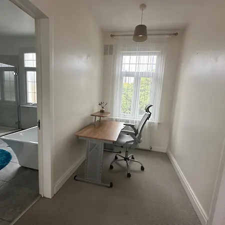 Luxurious Living 4 Bedroom * London