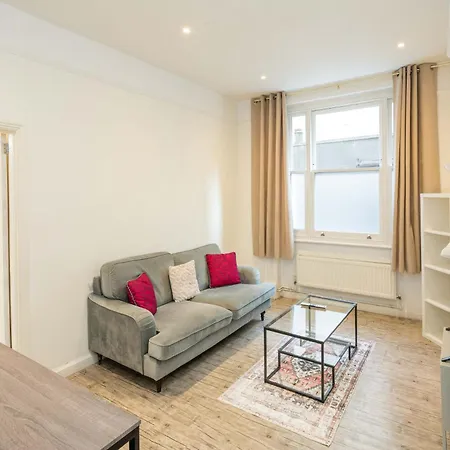 3-bed Near Oxford Street Apartment London