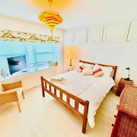 Bright & Smart 2 King-sized Bedroom Haven By The Thames & Battersea Park Apartment *