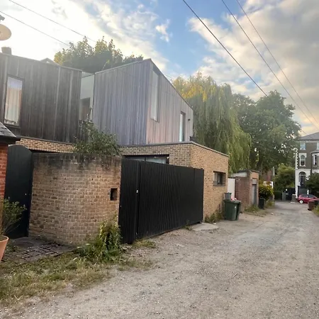 10 Garsington Mews Homestay