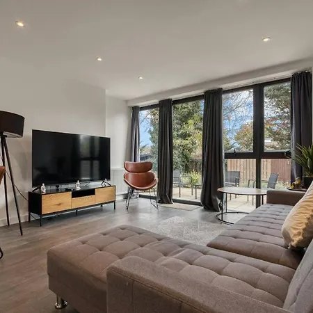 3-bed, 2-bath Wembley With Free Parking