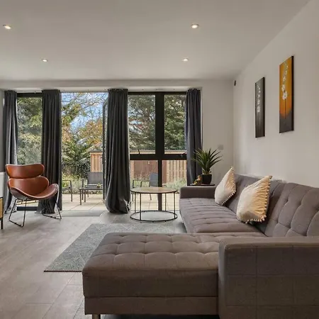 3-bed, 2-bath Wembley With Free Parking Apartment *