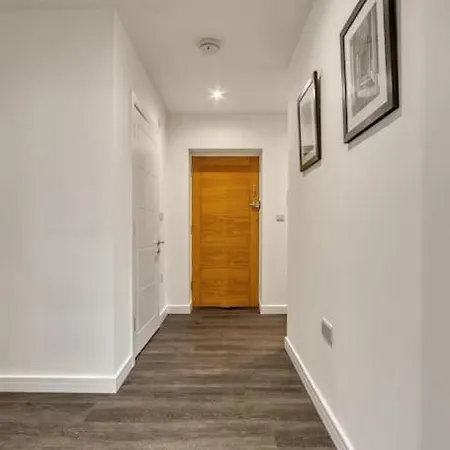 Apartment 3-bed, 2-bath Wembley With Free Parking *