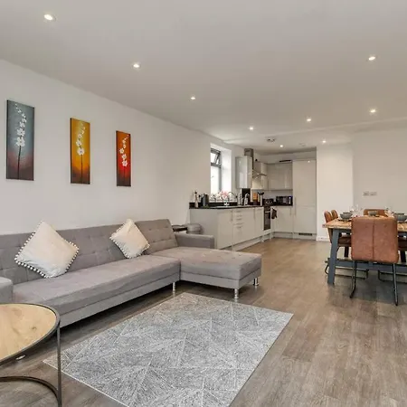 3-bed, 2-bath Wembley With Free Parking