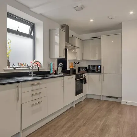 3-bed, 2-bath Wembley With Free Parking *