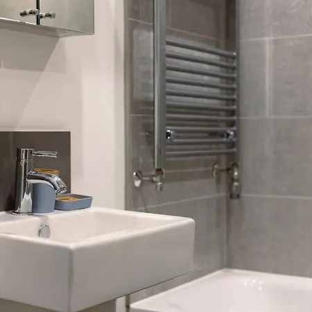 3-bed, 2-bath Wembley With Free Parking *