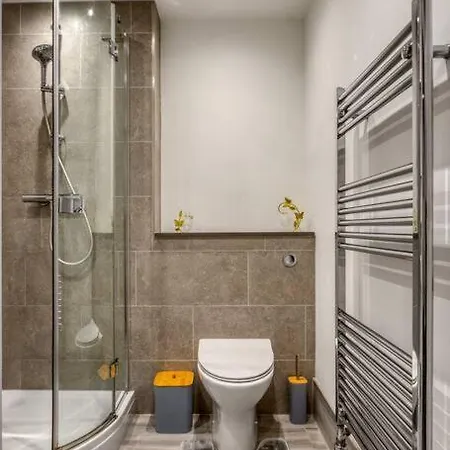 3-bed, 2-bath Wembley With Free Parking * London