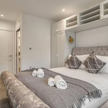 3-bed, 2-bath Wembley With Free Parking Apartment