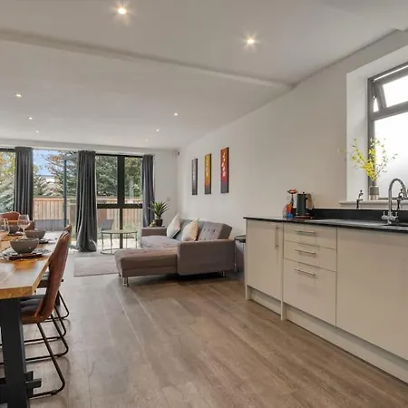 Apartment 3-bed, 2-bath Wembley With Free Parking *