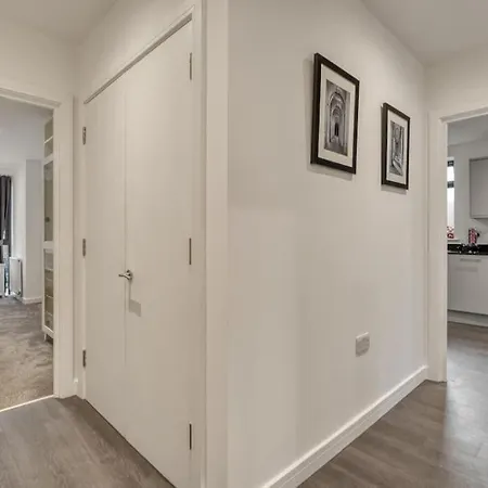 3-bed, 2-bath Wembley With Free Parking *