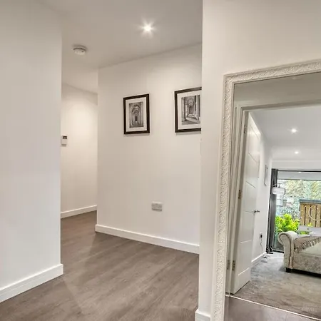 3-bed, 2-bath Wembley With Free Parking Apartment