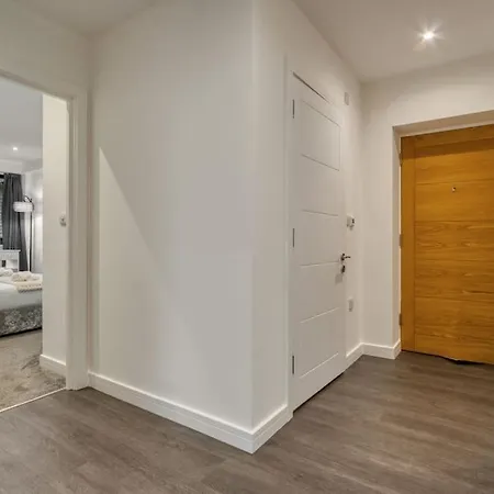 3-bed, 2-bath Wembley With Free Parking Apartment *