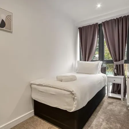 3-bed, 2-bath Wembley With Free Parking Apartment London
