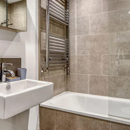 Apartment 3-bed, 2-bath Wembley With Free Parking London
