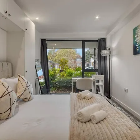 Apartment 3-bed, 2-bath Wembley With Free Parking London