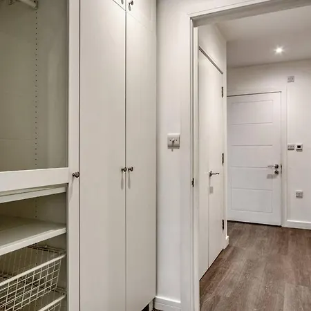 Apartment 3-bed, 2-bath Wembley With Free Parking *