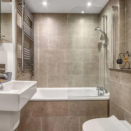3-bed, 2-bath Wembley With Free Parking