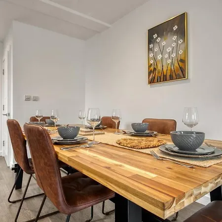 Apartment 3-bed, 2-bath Wembley With Free Parking *