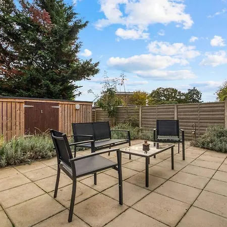 3-bed, 2-bath Wembley With Free Parking *