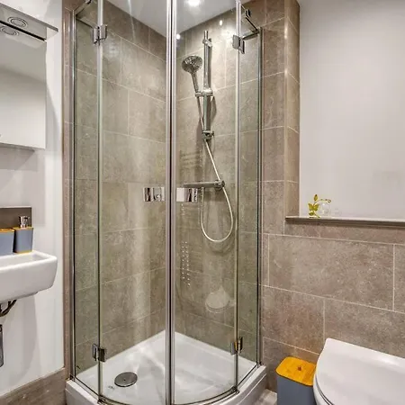 3-bed, 2-bath Wembley With Free Parking Apartment