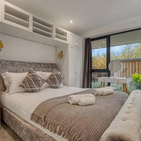 Apartment 3-bed, 2-bath Wembley With Free Parking