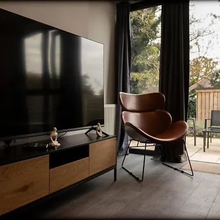 3-bed, 2-bath Wembley With Free Parking Apartment