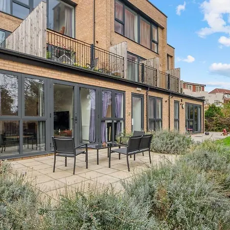 Apartment 3-bed, 2-bath Wembley With Free Parking London
