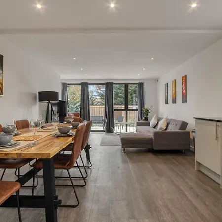 3-bed, 2-bath Wembley With Free Parking *